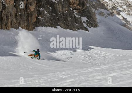 Sci freeride alle pale di San Martino all'alba. Foto Stock