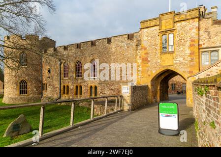 Ingresso al museo nelle mura storiche del castello di Taunton, Taunton, Somerset, Inghilterra, Regno Unito Foto Stock