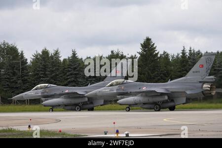 Zwei startbereite Kampfflugzeuge der türkischen Luftwaffe vom Typ Lockheed Martin F-16C Fighting Falcon. Zwei startbereite Kampfflugzeuge der türkischen Luftwaffe vom Typ Lockheed Martin F-16C Fighting Falcon während der NATO-Luftwaffenübung ELITE Electronic Warfare Live Training Exercise auf dem Fliegerhorst Lechfeld. Gut erkennbar Die Zusatztanks. *** Due caccia turchi Lockheed Martin F 16C Fighting Falcon pronti per il decollo due caccia turchi Lockheed Martin F 16C Fighting Falcon pronti per il decollo durante la NATO ELITE Electronic Warfare Live Training Exerc Foto Stock