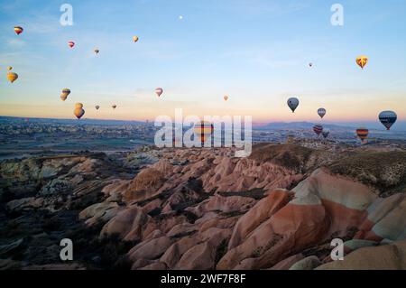Volo in mongolfiera a Goreme in Turchia all'alba. Fai un giro in mongolfiera, l'attività più popolare della Cappadocia. Foto Stock