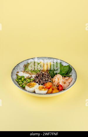 pokebol con gamberi, uova e verdure Foto Stock