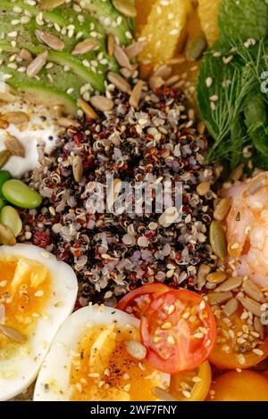 pokebol con gamberi, uova e verdure Foto Stock