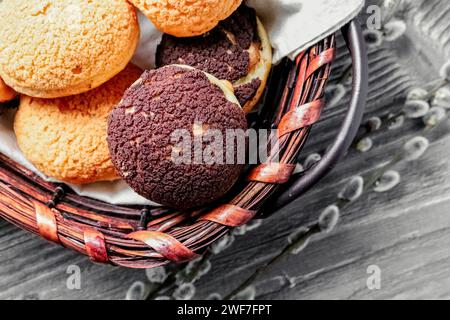 Colpo sopra la testa di un choux di eclair in un cestino di vimini Foto Stock