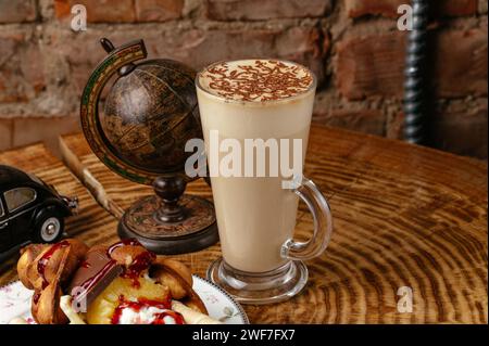 caffè latte in una tazza di vetro alta Foto Stock