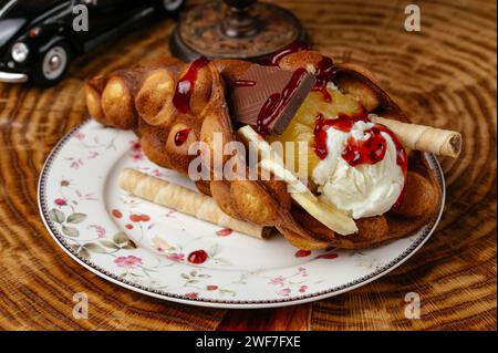 waffle avvolti in un tubetto con frutta e panna Foto Stock