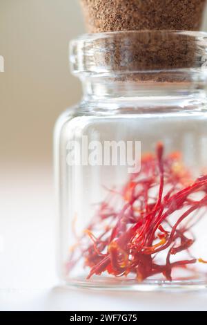 Zafferano da vaso di vetro Foto Stock