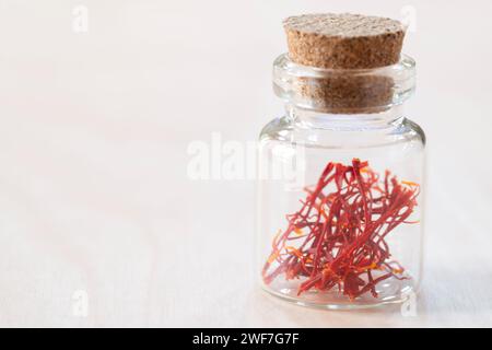 Zafferano da vaso di vetro Foto Stock