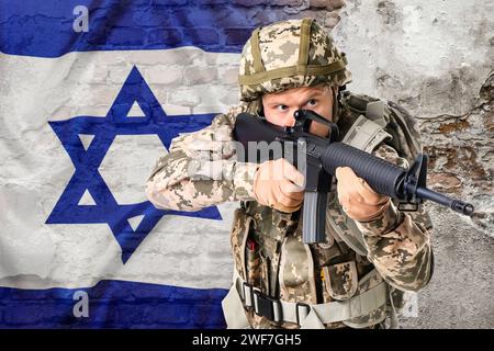 Militare, bandiera di Israele e muro in rovina, doppia esposizione Foto Stock