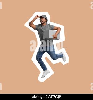 Corriere sorpreso con pacco che salta su sfondo beige Foto Stock