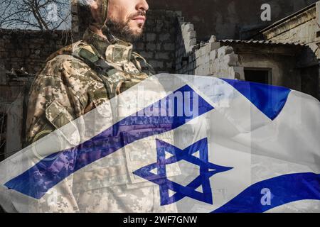 Militare, bandiera di Israele e casa in rovina, doppia esposizione Foto Stock