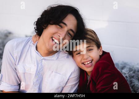 Due fratelli che si abbracciano e mostrano amore l'uno per l'altro Foto Stock