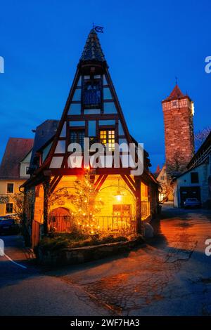 Casa pittoresca in Germania, ora blu, le lanterne stanno bruciando Foto Stock