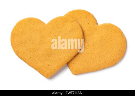 Due biscotti dolci fatti in casa a forma di cuore isolati su sfondo bianco da vicino Foto Stock