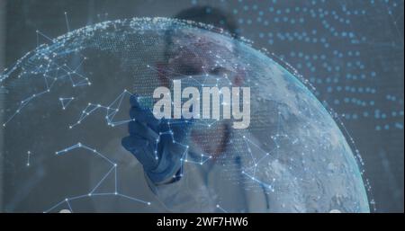 Immagine della rete di connessioni e del globo con lo scienziato che detiene il vaccino covid-19 che indossa maschere facciali Foto Stock