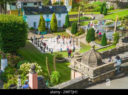 Scacchiera gigantesca ambientata nel prato del villaggio di Portmeirion, Galles del Nord, Regno Unito. Agosto 2020 Foto Stock