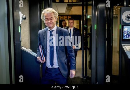 L'AIA - Geert Wilders (PVV) arriva per una conversazione con l'informatore Ronald Plasterk. I rappresentanti delle fazioni PVV, VVD, NSC e BBB negoziano la formazione del gabinetto. ANP ROBIN UTRECHT paesi bassi fuori - belgio fuori Foto Stock