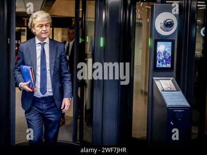 L'AIA - Geert Wilders (PVV) arriva per una conversazione con l'informatore Ronald Plasterk. I rappresentanti delle fazioni PVV, VVD, NSC e BBB negoziano la formazione del gabinetto. ANP ROBIN UTRECHT paesi bassi fuori - belgio fuori Foto Stock