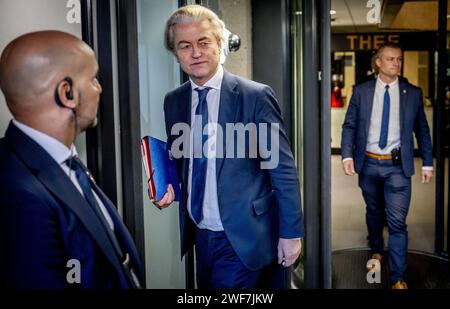 L'AIA - Geert Wilders (PVV) arriva per una conversazione con l'informatore Ronald Plasterk. I rappresentanti delle fazioni PVV, VVD, NSC e BBB negoziano la formazione del gabinetto. ANP ROBIN UTRECHT paesi bassi fuori - belgio fuori Foto Stock