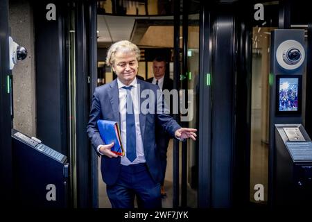 L'AIA - Geert Wilders (PVV) arriva per una conversazione con l'informatore Ronald Plasterk. I rappresentanti delle fazioni PVV, VVD, NSC e BBB negoziano la formazione del gabinetto. ANP ROBIN UTRECHT paesi bassi fuori - belgio fuori Foto Stock