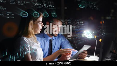 Immagine dei dati finanziari con icone sopra la donna d'affari caucasica in ufficio Foto Stock