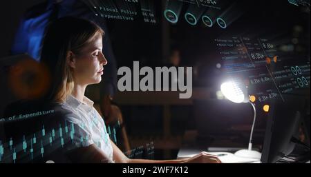 Immagine dei dati finanziari con icone sopra la donna d'affari caucasica in ufficio Foto Stock