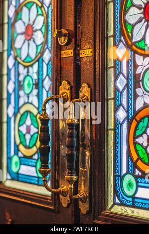 Il pub Champion all'angolo tra Eastcastle Street e Wells Street, Fitzrovia, Londra, Foto Stock