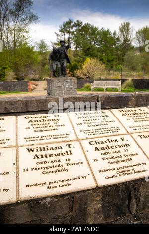 Galles, Caerphilly, Senghenydd, National Mining Memorial, pietre che ricordano le vittime del disastro della Universal Colliery Foto Stock