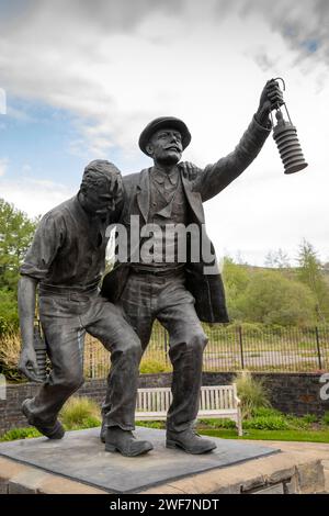 Regno Unito, Galles, Caerphilly, Senghenydd, National Mining Memorial, scultura di salvataggio di Les Johnson Foto Stock