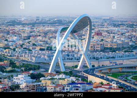 Doha, Qatar - 24 gennaio 2024: Ponte al Wahda, il monumento più alto della città. Conosciuto come 56 Bridge of Arch Foto Stock