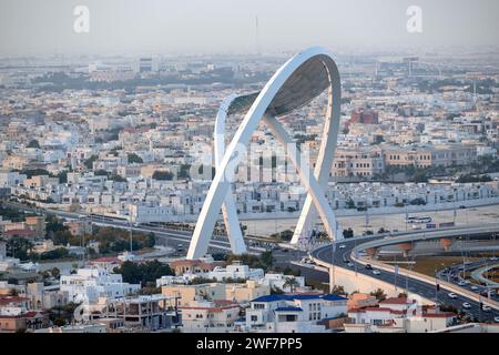 Doha, Qatar - 24 gennaio 2024: Ponte al Wahda, il monumento più alto della città. Conosciuto come 56 Bridge of Arch Foto Stock