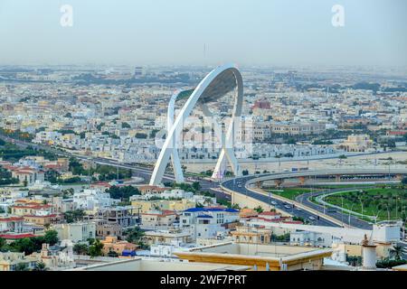 Doha, Qatar - 24 gennaio 2024: Ponte al Wahda, il monumento più alto della città. Conosciuto come 56 Bridge of Arch Foto Stock