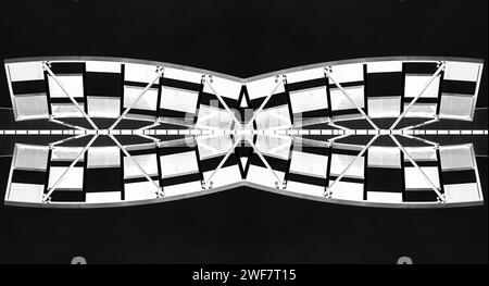 Una composizione in bianco e nero su un edificio, che crea una nuova struttura e una composizione interessante Foto Stock