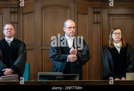 Berlino, Germania. 29 gennaio 2024. Il giudice Wolfgang Dobrikat (M) si trova davanti all'inizio del processo presso il tribunale penale di Moabit. Si presume che l'imputato di 38 anni abbia messo suo figlio di tre mesi completamente vestito e con la testa sott'acqua in una vasca da bagno per bambini l'11 agosto 2023 e poi abbia aspettato la porta accanto fino a quando i rumori degli schizzi non si sono fermati. Crediti: Monika Skolimowska/dpa/Alamy Live News Foto Stock