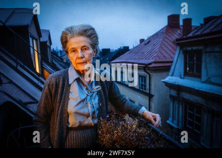 Alva Myrdal sul suo bslcony nella città vecchia di Stoccolma. . Premio Nobel 1982 (Premio Nobel per la pace) Foto Stock