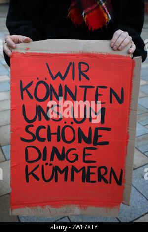 Demo gegen Hass und Hetze - Kundgebung gegen die AfD und Rechtsextremismus - GER, Germania, Deutschland, Witzenhausen, 27.01.2024 - Witzenhausen: Unter dem motto Nie wieder 1933 Nie wieder Faschismus fand auf dem Marktplatz in Witzenhausen eine Kundgebung gegen den erstarkenden rechtsext Aktionsbündnis statutt brawtsext unterstützt. Die Demoteilnehmer demonstrierten gegen den Rechtsruck in Deutschland, für Vielfalt und den Erhalt der Demokratie. Demoschild: WIR KÖNNTEN UNS UM Schöne DINGE KÜMMERN *** dimostrazione contro l'odio e l'agitazione Rally contro l'AfD e.. Foto Stock