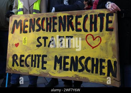 Demo gegen Hass und Hetze - Kundgebung gegen die AfD und Rechtsextremismus - GER, Germania, Deutschland, Witzenhausen, 27.01.2024 - Witzenhausen: Unter dem motto Nie wieder 1933 C Nie wieder FaschismusÒ fand auf dem Marktplatz in Witzenhausen eine Kundgebung gegen den erstarkenden Rechtsextremismus statt, die vom Aktionsbündnis ãBunt statt braunÒ unterstützt wurde. Die Demoteilnehmer demonstrierten gegen den Rechtsruck in Deutschland, für Vielfalt und den Erhalt der Demokratie. Banner von Amnesty International: MENSCHENRECHTE STATT RECHTE MENSCHEN - Abbildung: rote Herzen *** dimostrazione agai Foto Stock