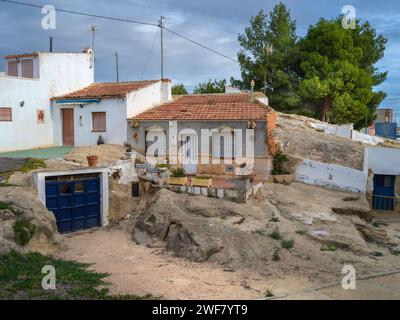 Calle de Miguel Pérez Mateo - San Miguel de Salinas, Alicante, Spagna. Piccole abitazioni costruite nella roccia vicino al rinomato ristorante Las Cuevas. Foto Stock