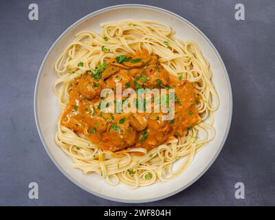 stroganoff di polpette con linguine dall'alto Foto Stock