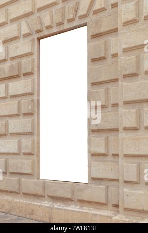 Affissione verticale vuota in una parete in arenaria testurizzata, perfetta per annunci pubblicitari o contenuti personalizzati in un ambiente storico o urbano. Vuoto, copia Foto Stock