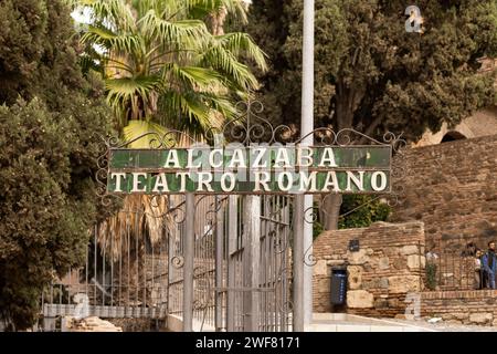 Malaga, Spagna- 26-01-2024: Insegna in metallo d'epoca "ALCAZABA TEATRO ROMANO" tra alberi lussureggianti. Il Teatro Romano è il monumento più antico della città di Malaga. Foto Stock