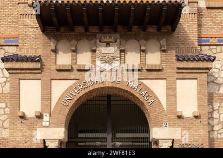 Malaga, Spagna- 26-01-2024: Ingresso all'Universidad de Malaga con mattoni tradizionali, perfetto per temi educativi o architettura spagnola. La Foto Stock