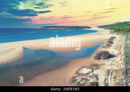 Splendido tramonto sulla spiaggia. Playa Bolonia. Duna de Bolonia. Spagna, Europa Foto Stock