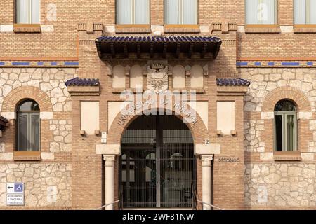 Malaga, Spagna- 26-01-2024: Ingresso all'Universidad de Malaga con mattoni tradizionali, perfetto per temi educativi o architettura spagnola. La Foto Stock