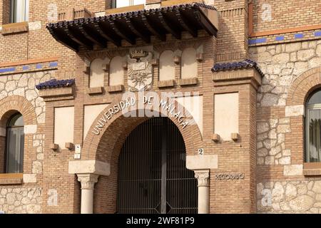 Malaga, Spagna- 26-01-2024: Ingresso all'Universidad de Malaga con mattoni tradizionali, perfetto per temi educativi o architettura spagnola. La Foto Stock