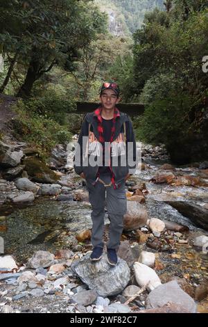 Foto di un uomo adulto himalayano con un retroscena naturale Foto Stock