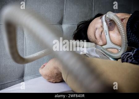 ILLUSTRAZIONE - Una donna con un dispositivo DreamStation 2 Sleep Apnea dell'azienda di tecnologia sanitaria Philips. ANP ROB ENGELAAR netherlands Out - belgium Out Foto Stock