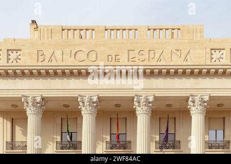 Malaga, Spagna- 26-01-2024: L'architettura classica della facciata del Banco de Espana, che presenta colonne corinzie e dettagli in pietra, perfetta per Foto Stock