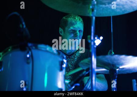 Craig Gill, batterista degli Inspiral Carpets, si esibisce al loro reunion Manchester Comeback al Band on the Wall il 7 giugno 2014 Foto Stock