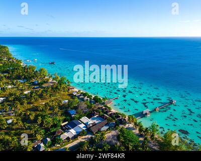 Vista aerea dell'Havaiki Lodge che mostra la laguna e l'oceano pacifico dell'atollo di Fakarava nella polinesia francese Foto Stock
