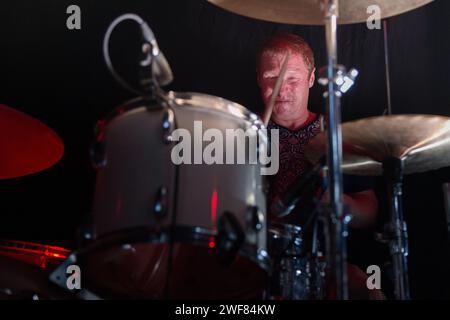 Craig Gill, batterista degli Inspiral Carpets, si esibisce al loro reunion Manchester Comeback al Band on the Wall il 7 giugno 2014 Foto Stock